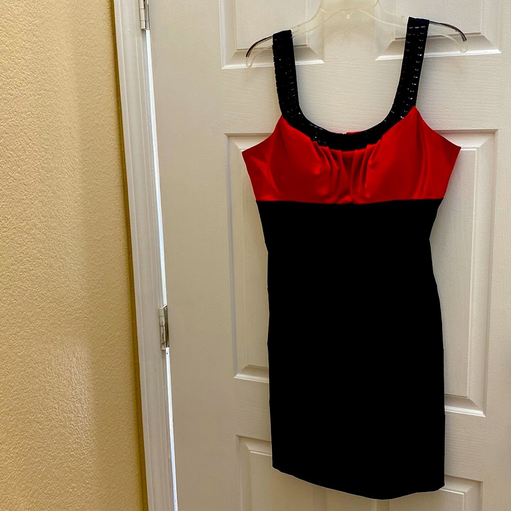 Red and black size 12 Bisou Bisou cocktail dress. Above the knee. Beautiful!